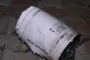 Mảnh vỡ của tên lửa không đối không PL-15 của Trung Quốc được phát hiện nằm trên một cánh đồng ở Hoshiarpur, Ấn Độ.