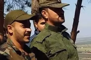 Ghassan Naasan al-Sakhni (trái) cùng Thiếu tướng Suheil al-Hassan.