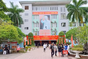 Học sinh trường THPT Chuyên Hoàng Văn Thụ, thành phố Hoà Bình đang tích cực đến trường ôn luyện thi tốt nghiệp.