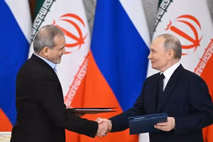 Tổng thống Nga Vladimir Putin và Tổng thống Iran Masoud Pezeshkian ký kết Thỏa thuận Đối tác Chiến lược Toàn diện giữa hai nước tại Điện Kremlin ở Moscow, ngày 17/1/2025.