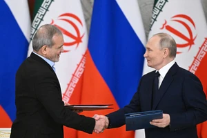 Tổng thống Nga Vladimir Putin và Tổng thống Iran Masoud Pezeshkian ký kết Thỏa thuận Đối tác Chiến lược Toàn diện giữa hai nước tại Điện Kremlin ở Moscow, ngày 17/1/2025.