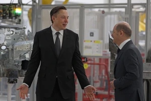 Tỷ phú Elon Musk (trái) và Thủ tướng Đức Olaf Scholz trong lễ khánh thành chính thức nhà máy Tesla gần Gruenheide, ngày 22/3/2022. 