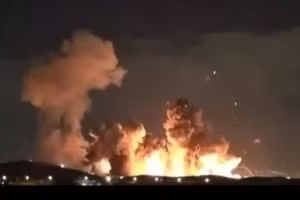 Sân bay Badr ở Iran chìm trong biển lửa sau cuộc tấn công phối hợp giữa Mỹ và Israel, ngày 30/3/2026.