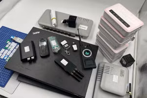 Cảnh sát Ba Lan thu giữ các thiết bị từ những nghi phạm người Ukraine.