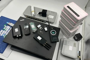 Cảnh sát Ba Lan thu giữ các thiết bị từ những nghi phạm người Ukraine.