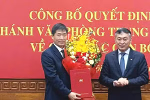 Lãnh đạo Vụ Tổ chức hành chính - Văn phòng Trung ương Đảng trao quyết định cho ông Trần Đắc Thắng (bên trái).