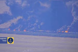 Đoàn tàu chở nhiên liệu của Nga bốc cháy dữ dội ở Zaporozhzhie sau cuộc tấn công chính xác của Ukraine.