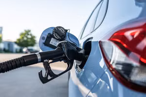 EU dự kiến ​​nới lỏng kế hoạch của khối về việc chấm dứt bán xe chạy xăng và dầu diesel mới từ năm 2035.