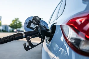 EU dự kiến ​​nới lỏng kế hoạch của khối về việc chấm dứt bán xe chạy xăng và dầu diesel mới từ năm 2035.