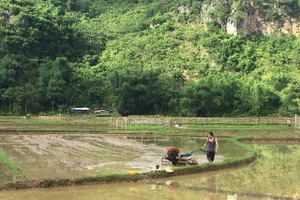 Người dân xã Kim Bon áp dụng máy móc vào sản xuất.