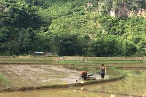Người dân xã Kim Bon áp dụng máy móc vào sản xuất.