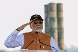 Thủ tướng Ấn Độ Narendra Modi đứng trước hệ thống phòng không S-400 trong chuyến thăm căn cứ không quân Adampur ở bang Punjab, ngày 13/5/2025.