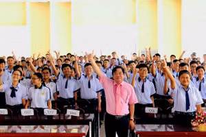 Hiệu trưởng Trường THPT Hoàng Diệu (Sóc Trăng) Phùng Kim Phú và học sinh. (Ảnh: Xuân Lương)