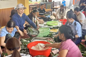 Hơn 2.000 bánh chưng sẽ được gửi về các tỉnh bị ảnh hưởng mưa lũ.