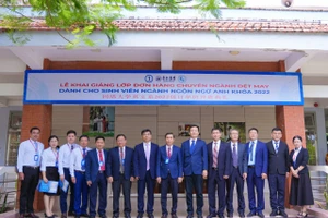 Đại biểu dự lễ khai giảng chụp hình lưu niệm với Trường ĐH Đồng Tháp (Ảnh: NTCC)