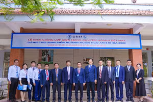 Đại biểu dự lễ khai giảng chụp hình lưu niệm với Trường ĐH Đồng Tháp (Ảnh: NTCC)