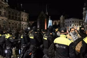  Những người biểu tình ủng hộ Palestine đã đụng độ với cảnh sát tại thành phố Amsterdam của Hà Lan, ngày 13/11/2024.