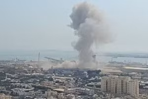 Khói bốc cao sau một cuộc tấn công của Iran nhằm vào căn cứ Mỹ ở Bahrain.