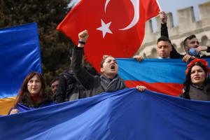 Người Ukraine ở Istanbul, Thổ Nhĩ Kỳ, giương cờ, phản đối hoạt động quân sự ở Ukraine.