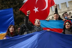 Người Ukraine ở Istanbul, Thổ Nhĩ Kỳ, giương cờ, phản đối hoạt động quân sự ở Ukraine.