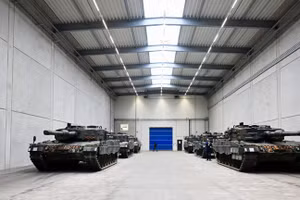 Xe tăng Leopard 2 trên dây chuyền sản xuất tại Đức.