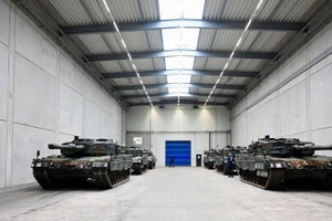 Xe tăng Leopard 2 trên dây chuyền sản xuất tại Đức.