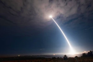 Mỹ phóng tên lửa đạn đạo xuyên lục địa Minuteman III không vũ trang từ Căn cứ Lực lượng Không gian Vandenberg, ngày 5/11/2025.