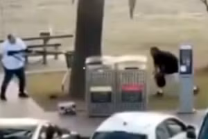 Ahmed al-Ahmed tiếp cận một trong những kẻ xả súng ở Sydney, Úc, ngày 14/12/2025.