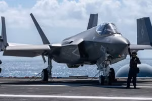 Mỹ điều tàu sân bay thứ hai chở F-35 đến Trung Đông.