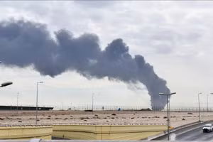 Khói đen bốc cao tại sân bay quốc tế Kuwait sau cuộc tấn công UAV của Iran, ngày 28/3/2026.