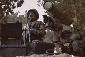 Binh sĩ IDF trên chiếc xe bọc thép đang tiến vào miền Nam Lebanon, ngày 19/3/2026.