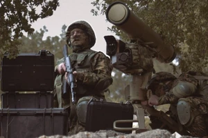 Binh sĩ IDF trên chiếc xe bọc thép đang tiến vào miền Nam Lebanon, ngày 19/3/2026.