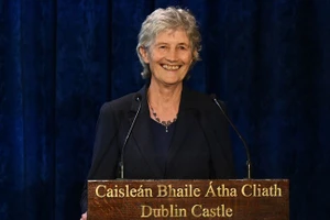 Tổng thống đắc cử của Ireland, Catherine Connolly, có bài phát biểu tại Lâu đài Dublin, ngày 25/10/2025.