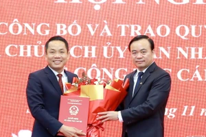 Ông Hà Trung Chiến, Phó Chủ tịch UBND tỉnh Sơn La (người bên phải) trao quyết định cho ông Nguyễn Văn Bắc.