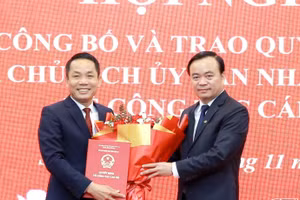 Ông Hà Trung Chiến, Phó Chủ tịch UBND tỉnh Sơn La (người bên phải) trao quyết định cho ông Nguyễn Văn Bắc.