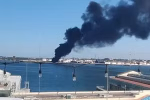 Hiện trường vụ cháy nhà máy lọc dầu Nico Lopez ở thủ đô Havana, Cuba.