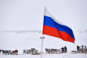 Lá cờ Nga được nhìn thấy trong Ngày hội chăn nuôi tuần lộc tại thành phố Salekhard, thuộc vùng Yamal-Nenets.