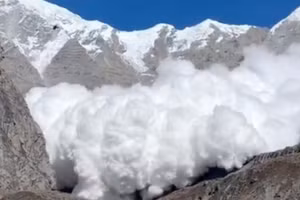 Lở tuyết kinh hoàng trên dãy Himalaya.