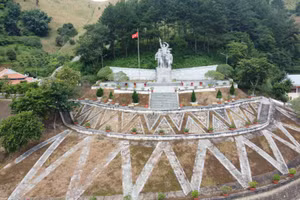 Tượng đài tưởng niệm liệt sỹ TNXP tại Ngã ba Cò Nòi.