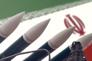 Tên lửa hành trình trên nền quốc kỳ Iran.