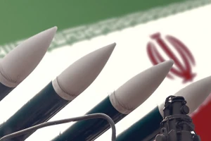 Tên lửa hành trình trên nền quốc kỳ Iran.