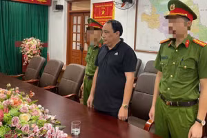 Lực lượng Công an đọc lệnh khởi tố bị can, áp dụng biện pháp cấm đi khỏi nơi cư trú đối với Phạm Hồng Tuyên.