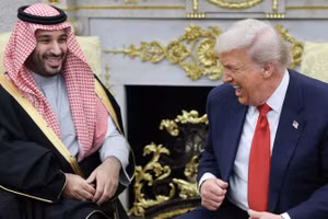 Tổng thống Mỹ Donald Trump (phải) và Thái tử Saudi Arabia Mohammed bin Salman.