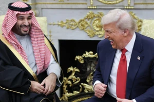 Tổng thống Mỹ Donald Trump (phải) và Thái tử Saudi Arabia Mohammed bin Salman.