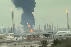Khói đen dày đặc bốc lên trên nhà máy lọc dầu Mina al-Ahmadi sau cuộc tấn công UAV của Iran, ngày 3/4/2026.