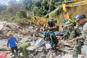 Lực lượng chức năng huy động máy móc tập trung khắc phục hậu quả sau sạt lở đất.