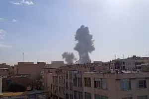 Hai cột khói lớn bốc lên trên các tòa nhà ở thủ đô Iran sau cuộc tấn công của Israel, ngày 28/2/2026.