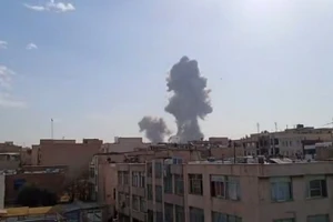 Hai cột khói lớn bốc lên trên các tòa nhà ở thủ đô Iran sau cuộc tấn công của Israel, ngày 28/2/2026.