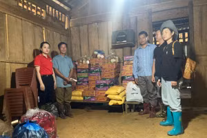 Nhóm thiện nguyện Mai Sơn mang hàng cứu trợ giúp đỡ người dân vùng lũ.