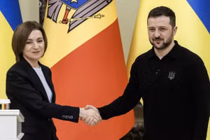 Tổng thống Moldova Maia Sandu (trái) và Tổng thống Ukraine Vladimir Zelensky.